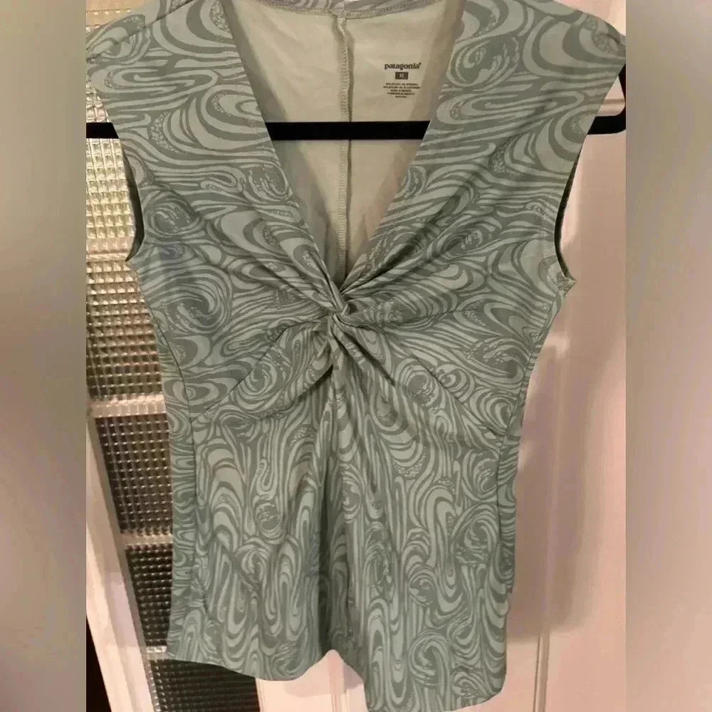 Patagonia women’s stretch sleeveless top with twist front sage green size medium